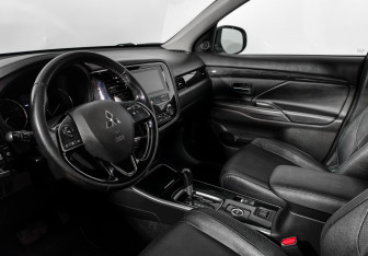 Подержанный автомобиль Mitsubishi Outlander 2017 года (9 фото)