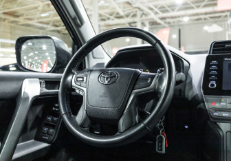 Подержанный автомобиль Toyota Land Cruiser Prado 2021 года (15 фото)