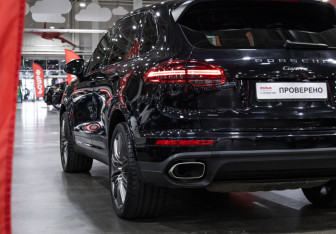 Подержанный автомобиль Porsche Cayenne 2017 года (10 фото)