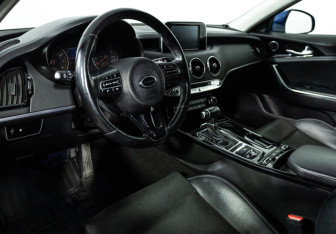 Подержанный автомобиль Kia Stinger 2019 года (11 фото)