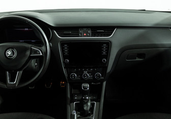 Подержанный автомобиль Skoda Octavia Liftback 2017 года (14 фото)