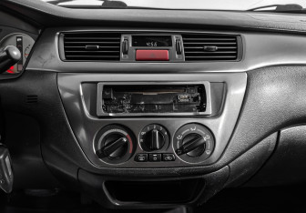 Подержанный автомобиль Mitsubishi Lancer Sedan 2006 года (16 фото)
