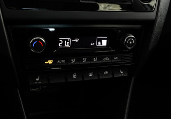 Подержанный автомобиль Skoda Rapid Liftback 2018 года (15 фото)