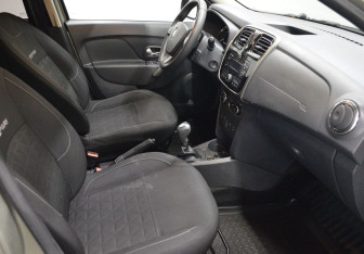 Подержанный автомобиль Renault Sandero 2015 года (12 фото)