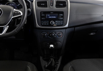 Подержанный автомобиль Renault Sandero 2020 года (13 фото)