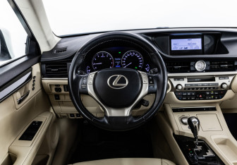 Подержанный автомобиль Lexus ES 2013 года (15 фото)