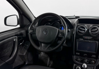 Подержанный автомобиль Renault Duster 2016 года (14 фото)