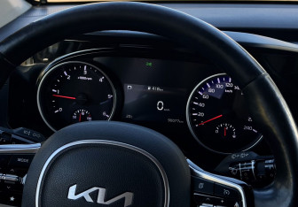 Подержанный автомобиль Kia Carnival 2021 года (10 фото)