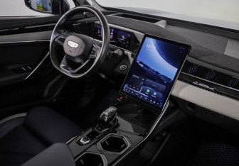 Подержанный автомобиль Geely Atlas 2023 года (9 фото)