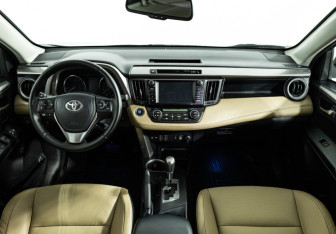 Подержанный автомобиль Toyota RAV4 2017 года (13 фото)