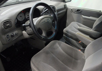 Подержанный автомобиль Chrysler Voyager 2002 года (10 фото)
