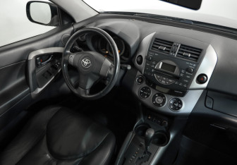 Подержанный автомобиль Toyota RAV4 2008 года (8 фото)