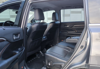 Подержанный автомобиль Toyota Highlander 2014 года (12 фото)