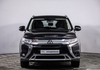 Подержанный автомобиль Mitsubishi Outlander 2019 года (2 фото)