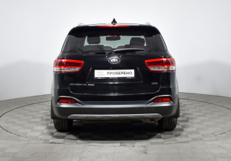 Подержанный автомобиль Kia Sorento 2016 года (6 фото)