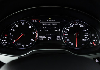 Подержанный автомобиль Audi Q7 2017 года (12 фото)