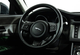 Подержанный автомобиль Jaguar XF Sedan 2016 года (22 фото)