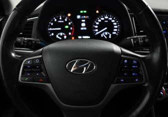 Подержанный автомобиль Hyundai Elantra Sedan 2018 года (17 фото)