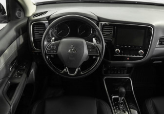 Подержанный автомобиль Mitsubishi Outlander 2021 года (11 фото)