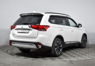 Подержанный автомобиль Mitsubishi Outlander 2021 года (5 фото)