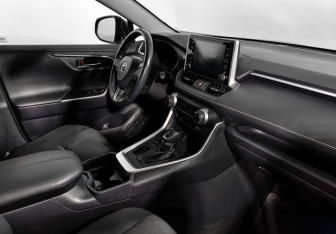 Подержанный автомобиль Toyota RAV4 2019 года (13 фото)
