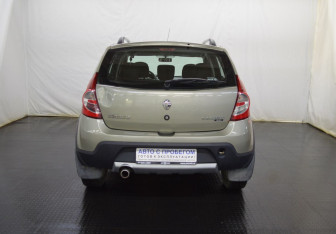 Подержанный автомобиль Renault Sandero 2012 года (6 фото)