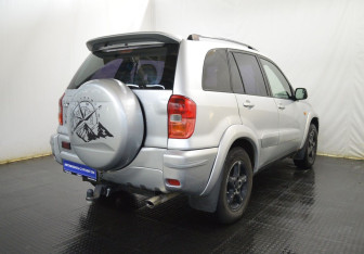 Подержанный автомобиль Toyota RAV4 2001 года (5 фото)