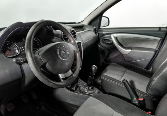 Подержанный автомобиль Renault Duster 2014 года (9 фото)