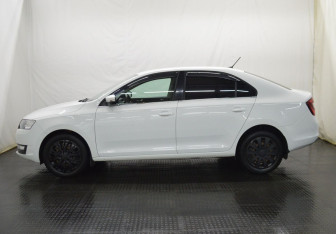 Подержанный автомобиль Skoda Rapid Liftback 2017 года (8 фото)