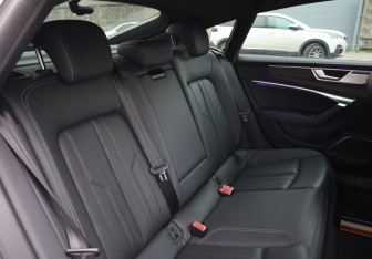Подержанный автомобиль Audi A7 2022 года (12 фото)