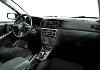 Подержанный автомобиль Toyota Corolla Hatchback 2006 года (9 фото)
