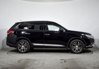 Подержанный автомобиль Mitsubishi Outlander 2016 года (4 фото)