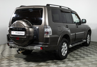 Подержанный автомобиль Mitsubishi Pajero 2011 года (5 фото)