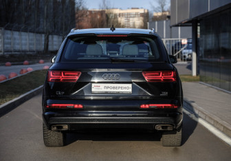 Подержанный автомобиль Audi Q7 2017 года (5 фото)