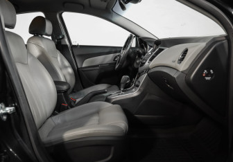 Подержанный автомобиль Chevrolet Cruze Hatchback 2012 года (17 фото)