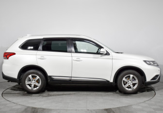 Подержанный автомобиль Mitsubishi Outlander 2019 года (4 фото)
