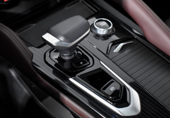 Подержанный автомобиль Geely Monjaro 2023 года (10 фото)