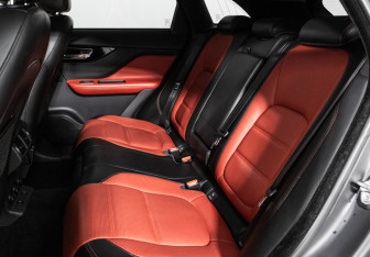 Подержанный автомобиль Jaguar F-Pace 2017 года (10 фото)