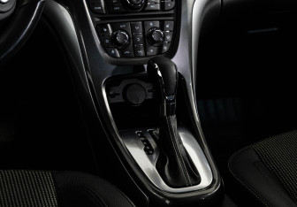 Подержанный автомобиль Opel Astra Sedan 2012 года (14 фото)