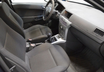 Подержанный автомобиль Opel Astra Sedan 2009 года (12 фото)