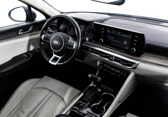 Подержанный автомобиль Kia K5 2021 года (17 фото)