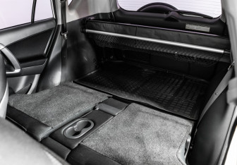 Подержанный автомобиль Toyota RAV4 2010 года (14 фото)