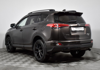 Подержанный автомобиль Toyota RAV4 2018 года (7 фото)