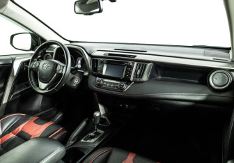 Подержанный автомобиль Toyota RAV4 2016 года (9 фото)