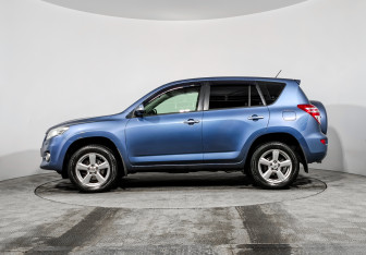 Подержанный автомобиль Toyota RAV4 2010 года (8 фото)