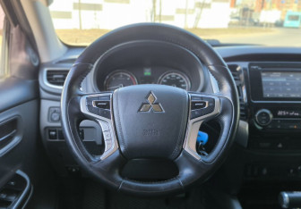 Подержанный автомобиль Mitsubishi L200 2017 года (17 фото)