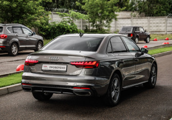 Подержанный автомобиль Audi A4 Sedan 2021 года (6 фото)