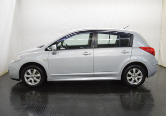 Подержанный автомобиль Nissan Tiida Hatchback 2010 года (8 фото)