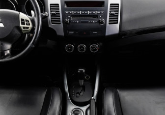 Подержанный автомобиль Mitsubishi Outlander 2010 года (14 фото)