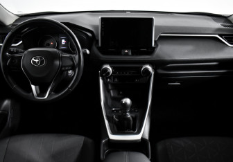Подержанный автомобиль Toyota RAV4 2020 года (14 фото)